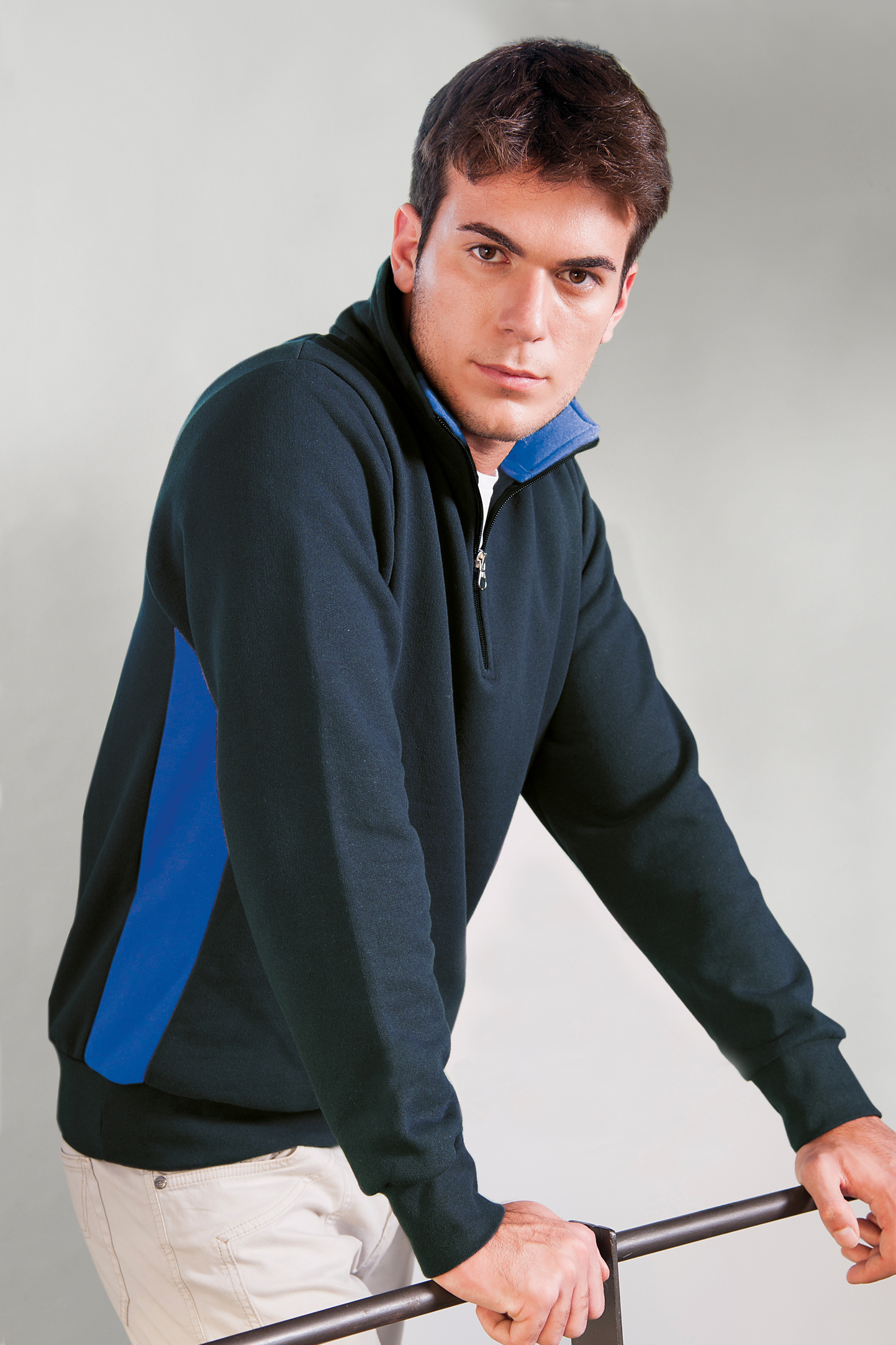 Sweatshirt mit kontrastfarbenem Reißverschluss am Kragen, 70 % Baumwolle, 30 % Polyester, 280 g/m², Blau/Königsblau, Sportgröße S