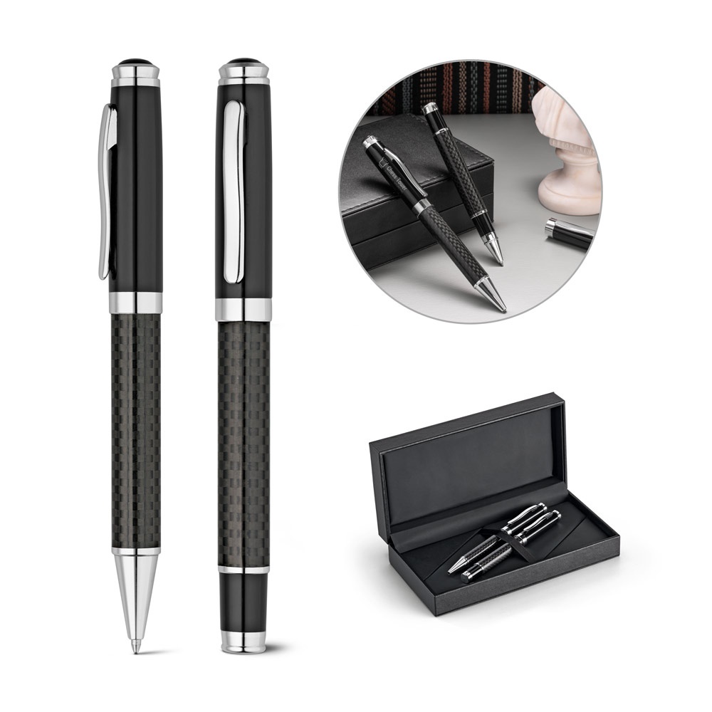 SCHACH. Set mit Rollerball-Stift und Kugelschreiber aus Metall und Kohlefaser mit Drehmechanismus.