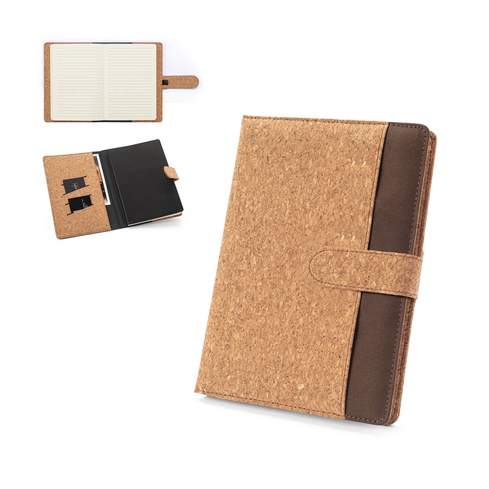 ABLAGE. A5-Ordner aus Kork und recyceltem Polyester (100 % rPET) mit herausnehmbarem Notizblock.